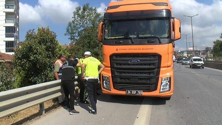 İstanbulda korkunç olay Seyir halindeki kamyonun önüne atladı