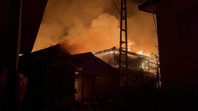 Kastamonu’da korkutan yangın 2 ev, 2 ahır ve traktör kullanılamaz hale geldi
