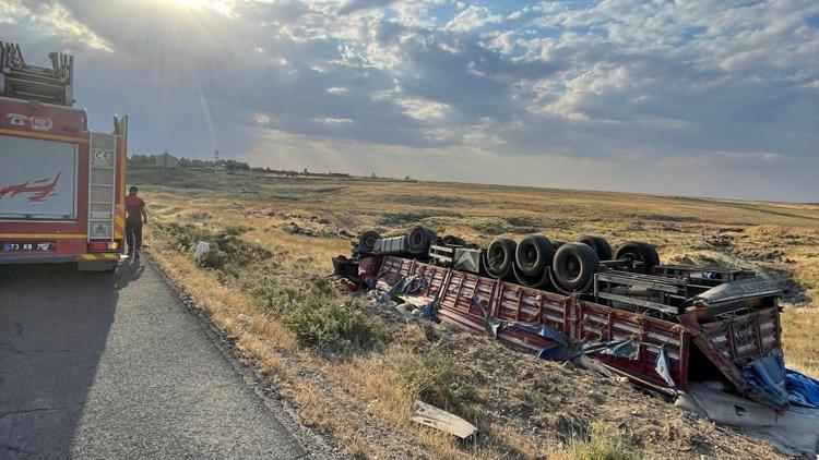 Şırnak’ta şarampole devrilen TIR’ın sürücüsü yaralandı