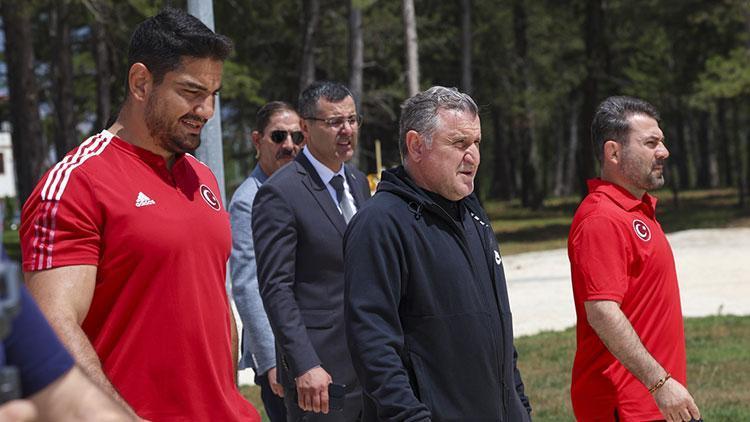 Gençlik ve Spor Bakanı Osman Aşkın Bak, olimpiyatlara hazırlanan sporcuları ziyaret etti