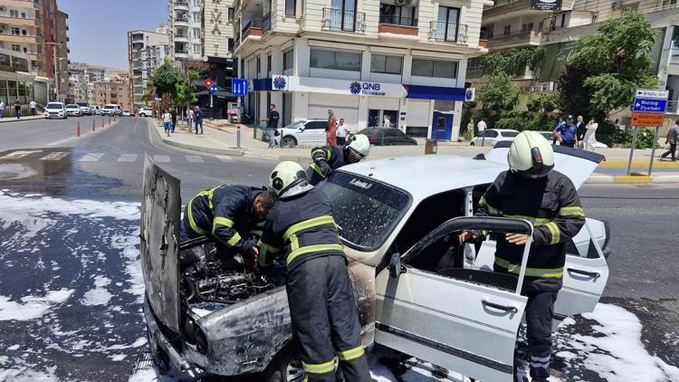 Mardin’de seyir halindeki otomobil yandı