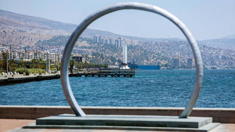 Simge yüzük Karşıyaka Nikah Sarayına geri döndü