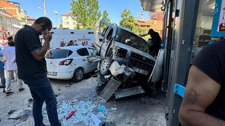 7 araçlık zincirleme kazada, 3 kişi yaralandı