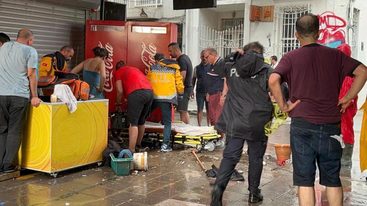 İzmirde feci olay Sağanak yağış sonrası elektrik akımına kapılan 2 kişiden acı haber