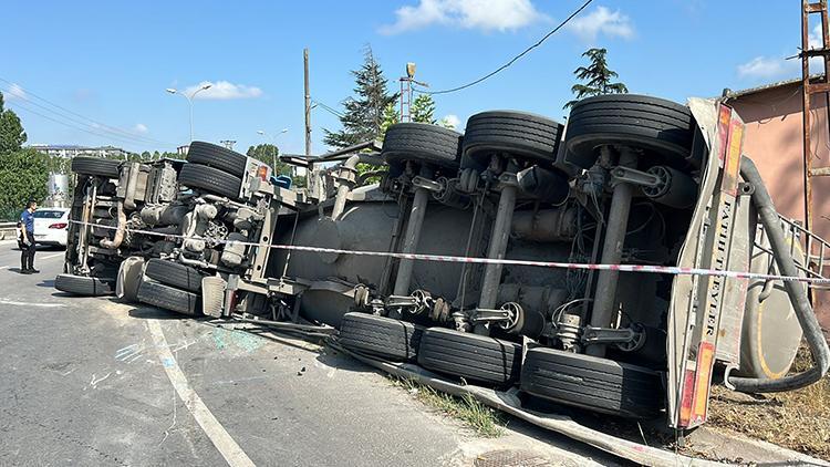 Pendikte beton mikseri devrildi: Şoför yaralı halde kaçtı