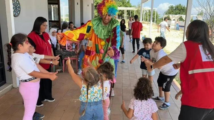 Kızılay, Hatay’da yetim çocukları sevindirdi