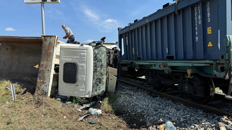 Yük treni kamyona çarptı: 1 ölü, 3 yaralı