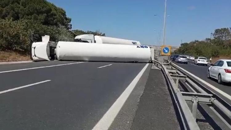 Büyükçekmecede yakıt tankeri devrildi Trafik durdu