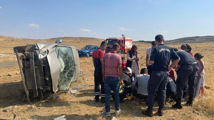 Mardinde kontrolden çıkarak yan yatan otomobildeki 2 kişi yaralandı