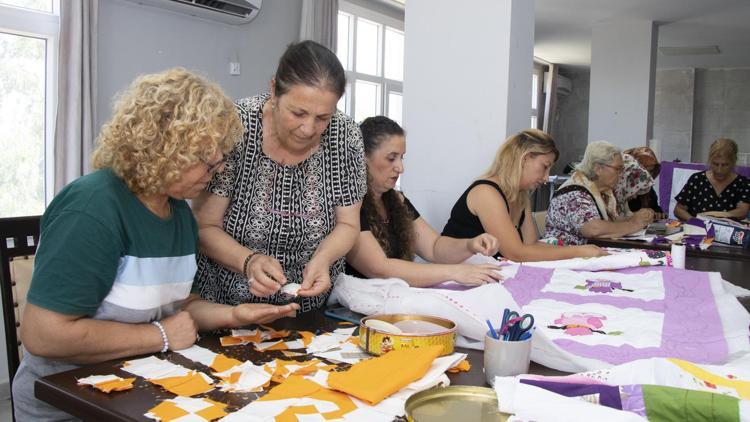 Büyükşehir Yaşar Bayboğan Atölyesi’nin dikiş kursunda kadınlar üretiyor