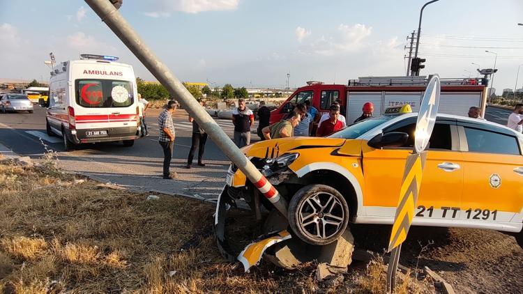 Diyarbakır’da otomobille taksi çarpıştı: 2 yaralı