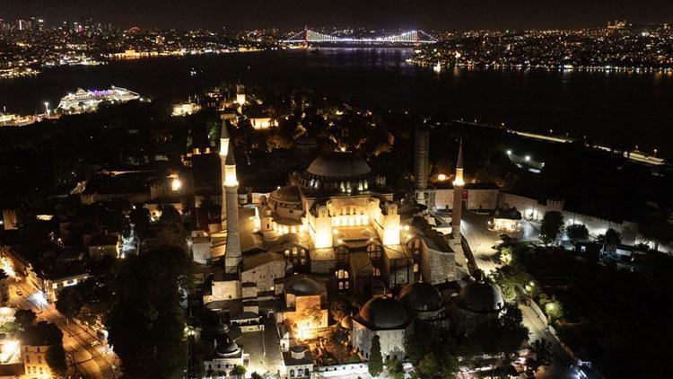 Son dakika... 15 Temmuzun yıl dönümünde tüm Türkiyede 252 şehidin anısına selalar okundu