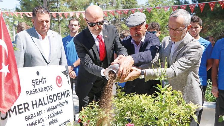 Halisdemir’in mezarını ziyaret eden Aksakallı: Bu ülkede Ömerler bitmez