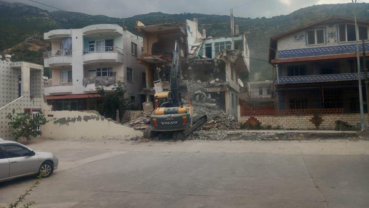 Hatay’da hasarlı binaların yıkımı sürüyor