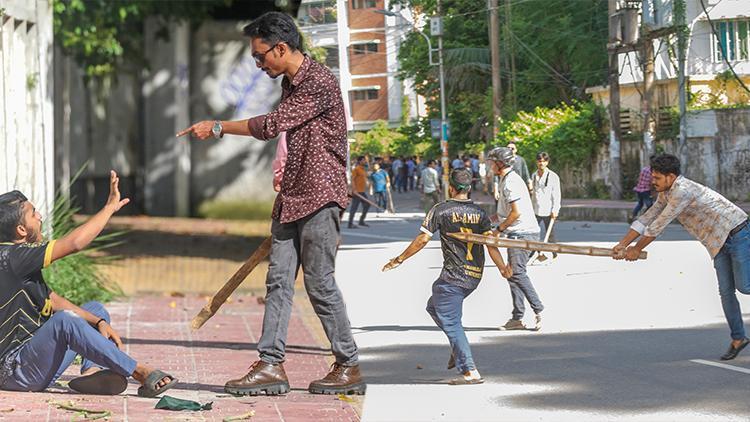 Bangladeşte karşıt görüşlü öğrenciler arasındaki çatışmada 6 kişi öldü, 407 kişi yaralandı