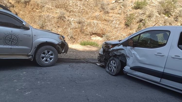 Adıyamanda iki hafif ticari araç çarpıştı: 8 yaralı