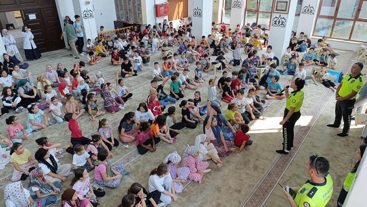 Kur’an kursu için camiye giden çocuklara trafik eğitimi ve dondurma ikramı