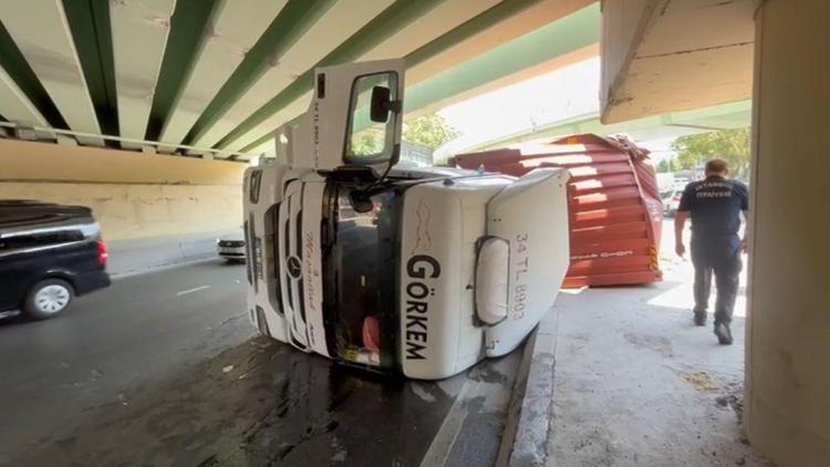 Bakırköyde üst geçide çarpan TIR devrildi: 1 yaralı