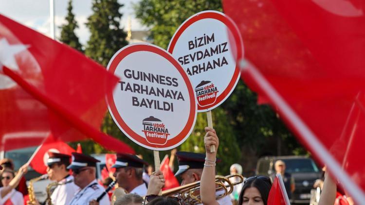 Uşak Uluslararası Tarhana Festivali kortej yürüyüşüyle başladı