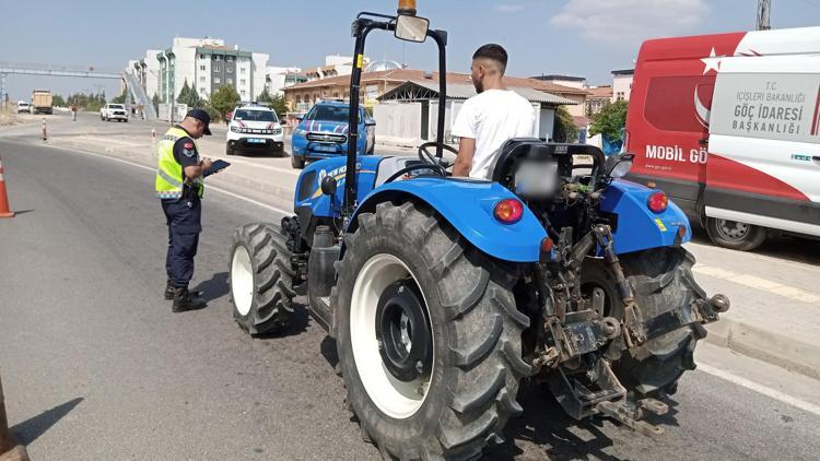 Gaziantep’te traktör ve tarım işçisi taşıyan minibüslere denetim