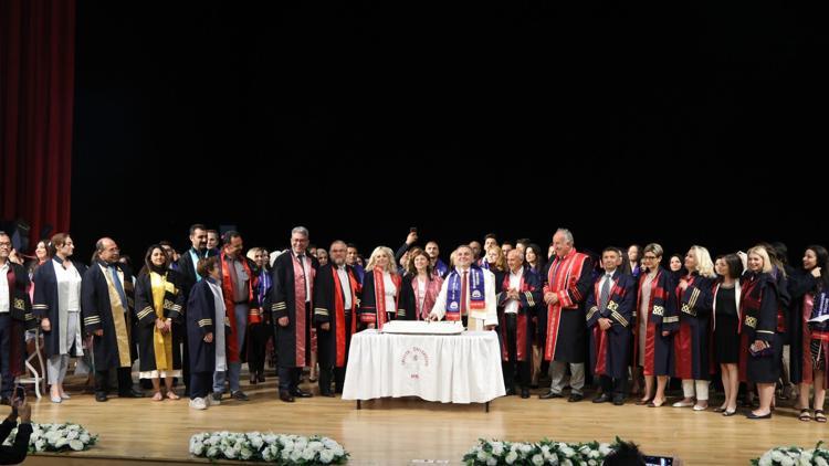 ERÜ’de lisansüstü öğrencilere mezuniyet töreni düzenlendi