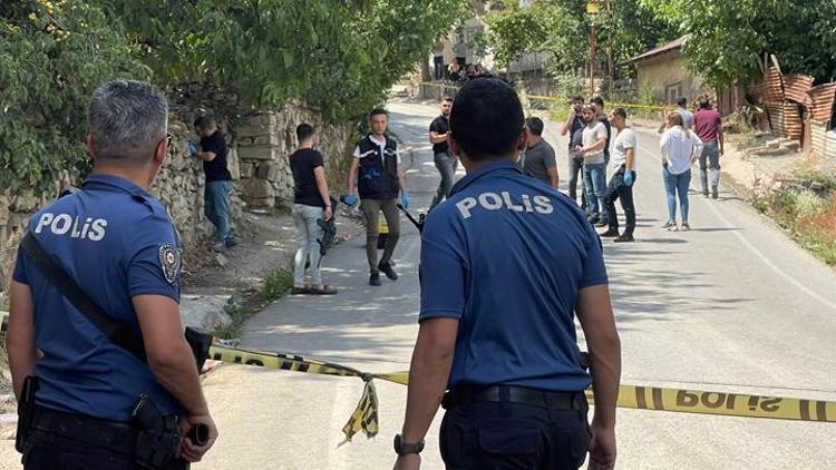 Hakkaride korkunç olay Evine misafir olarak gelen babasını öldürdü, kardeşini ağır yaraladı