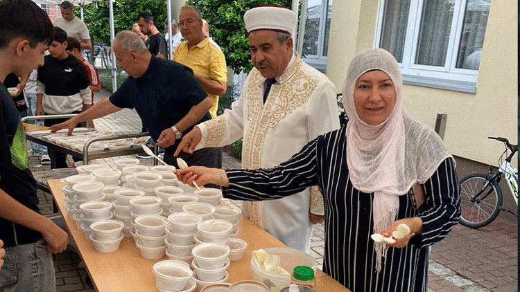 DİTİB camilerinde birlik ve beraberliğin sembolü aşure ikram edildi