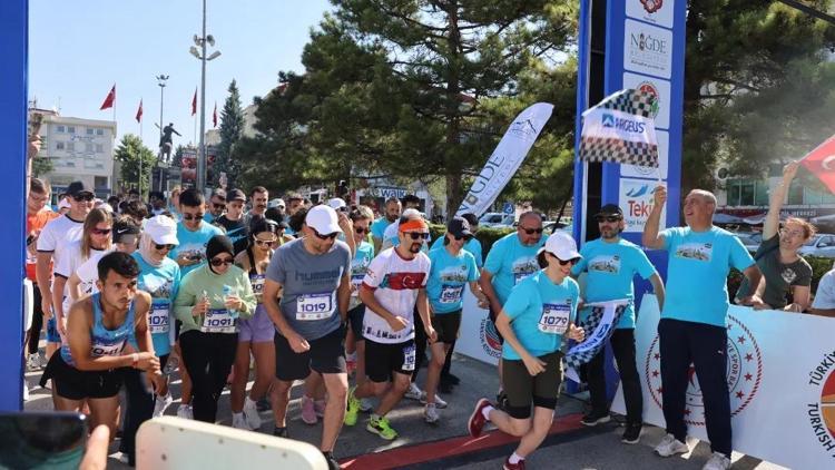 Niğde’de sporcular, şehit Ömer Halisdemir anısına koştu