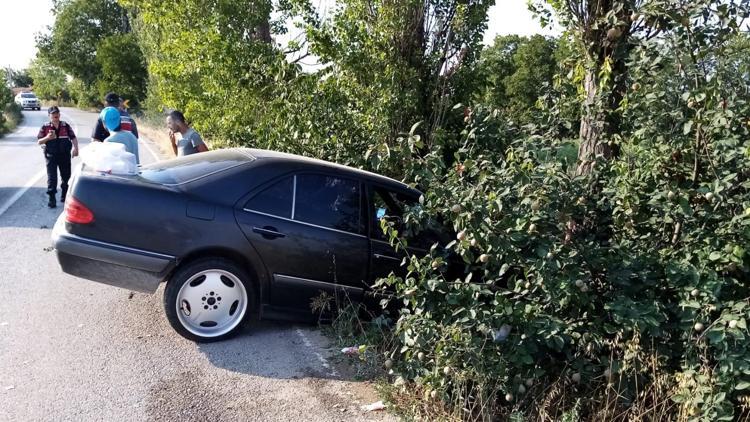 Bursa’da ağaca çarpan otomobildeki 2 kişi yaralandı