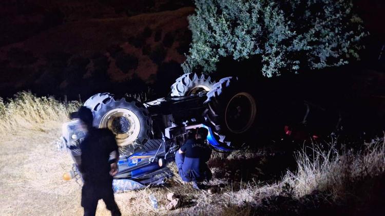 Devrilen traktörün altında kalan sürücü hayatını kaybetti