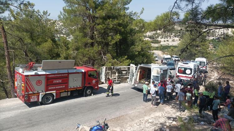 Mersin’de minibüs devrildi: 7 yaralı