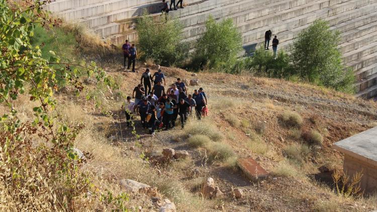 Serinlemek isterken boğulma tehlikesi geçirdi