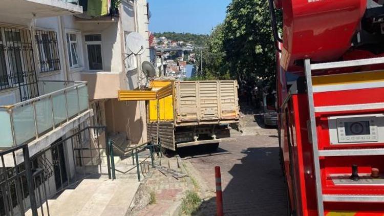 Beşiktaşta kamyon apartmana çarptı Bina tahliye edildi