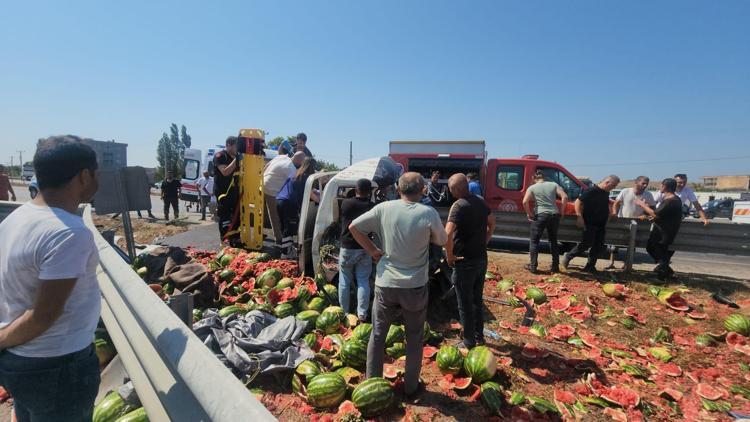 Bursada orta refüje çarpan karpuz yüklü kamyonetin sürücüsü ağır yaralandı