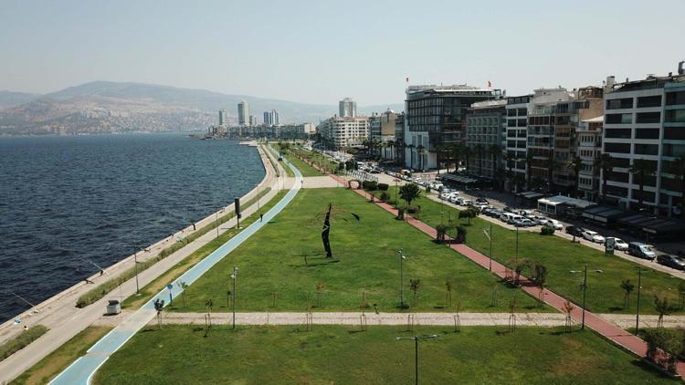 İzmirde sıcak hava nedeniyle cadde ve sokaklar boş kaldı