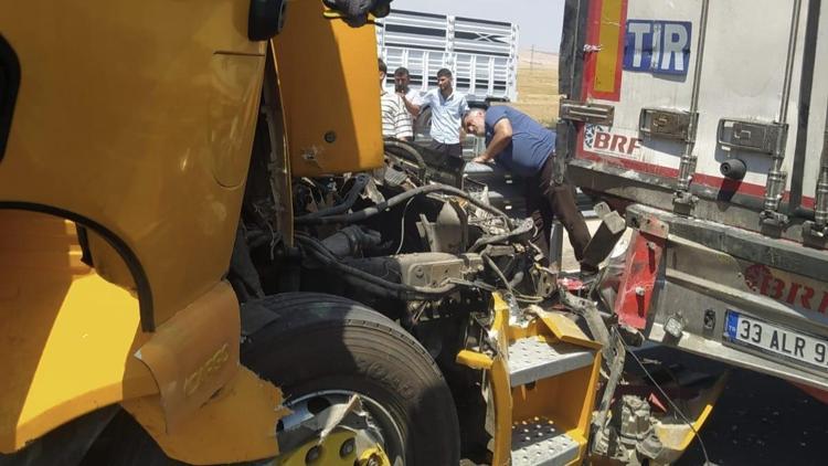 TIR’a arakadan çarpan TIR’ın şoförü yaralandı