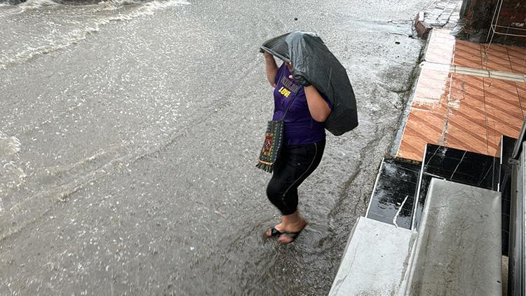 Adanada sağanak sonrası cadde ve sokaklar göle döndü