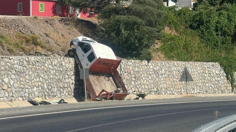 Park halindeki kamyonet, kayarak istinat duvarından düştü