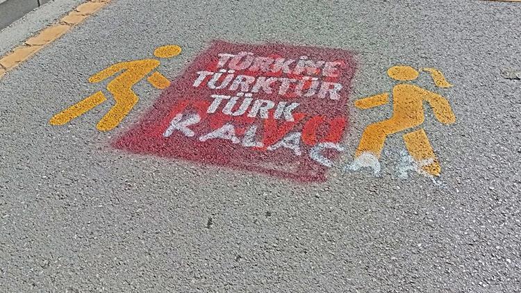 Kürtçe trafik uyarılarının üzerine Türkiye Türktür, Türk kalacak yazısı yazdılar