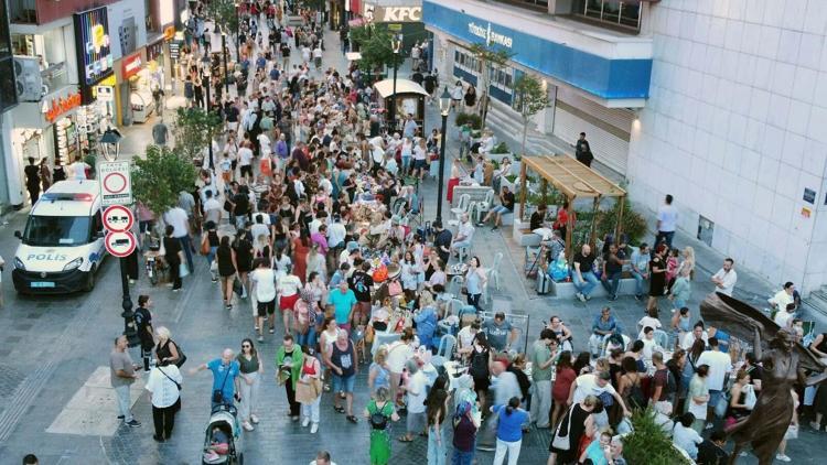 Karşıyaka Çarşısında ‘El Emeği Gece Pazarı’ ilgi gördü