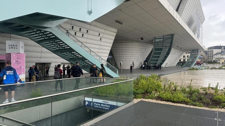 Pariste hareketli dakikalar... Paris Medya Merkezinin bulunduğu bölge, patlama riski nedeniyle bir süre kapatıldı