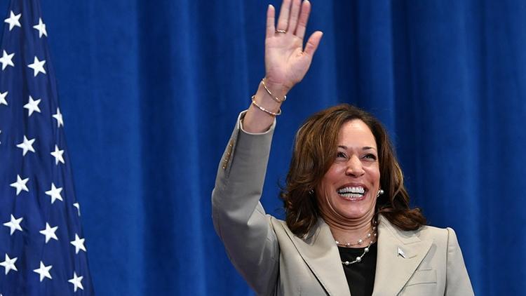 Kamala Harris ilk haftasında 200 milyon dolar bağış topladı