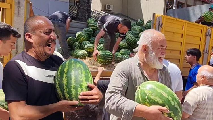 Belediyeden vatandaşlara ücretsiz kavun ve karpuz... 17 ilçede 700 ton dağıtılacak