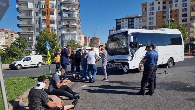 Kayseri Melikgazide işçi servisi ile kamyon çarpıştı: 10 yaralı