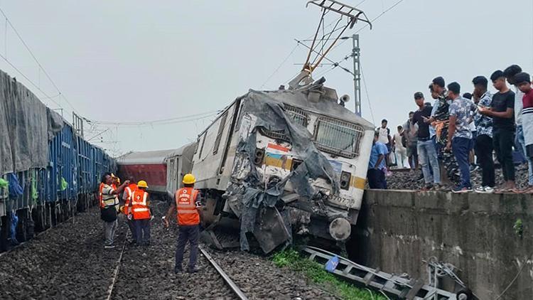 Hindistanda 18 vagonu raydan çıkan yolcu treninde 2 kişi hayatını kaybetti