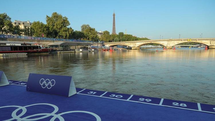 Erkekler triatlon müsabakası, Sen Nehrinin kirliliği nedeniyle ertelendi