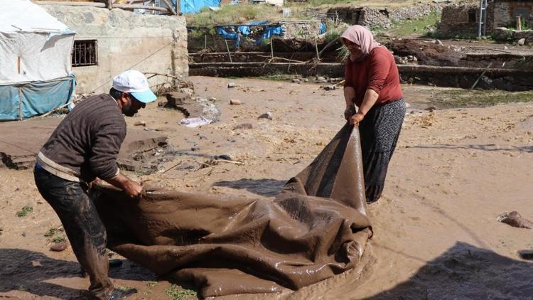 Erzurumu sağanak vurdu: Ev ve ahırları su bastı