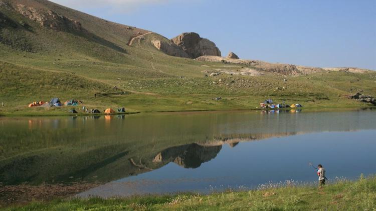 Serinlemek için girdiği gölde boğuldu