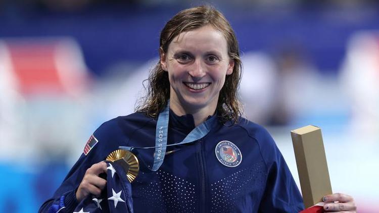 ABDli yüzücü Katie Ledecky, rekorunu geliştirdi