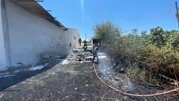 Hatay’da inşaat malzemeleri bulunan depo yandı